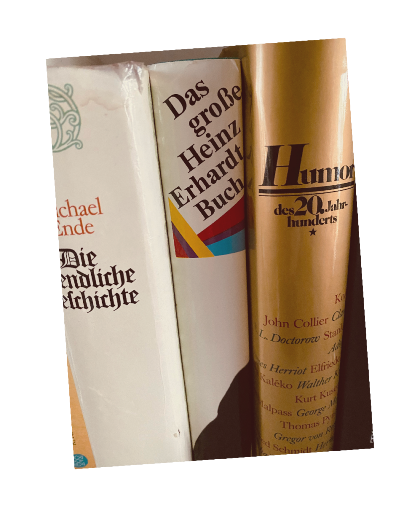 Ausschnitt aus dem Bücherregal, der unter anderem den Buchrücken eines Bandes von Heinz Erhardt sowie das Buch "Humor des 20. Jahrhunderts" zeigt.