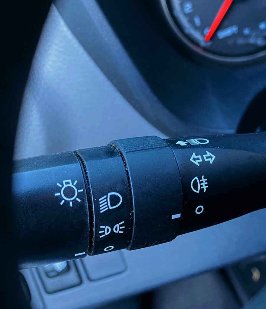 Der Hebel mit den verschiedenen Positionen für die Lichteinstellung im Auto.
