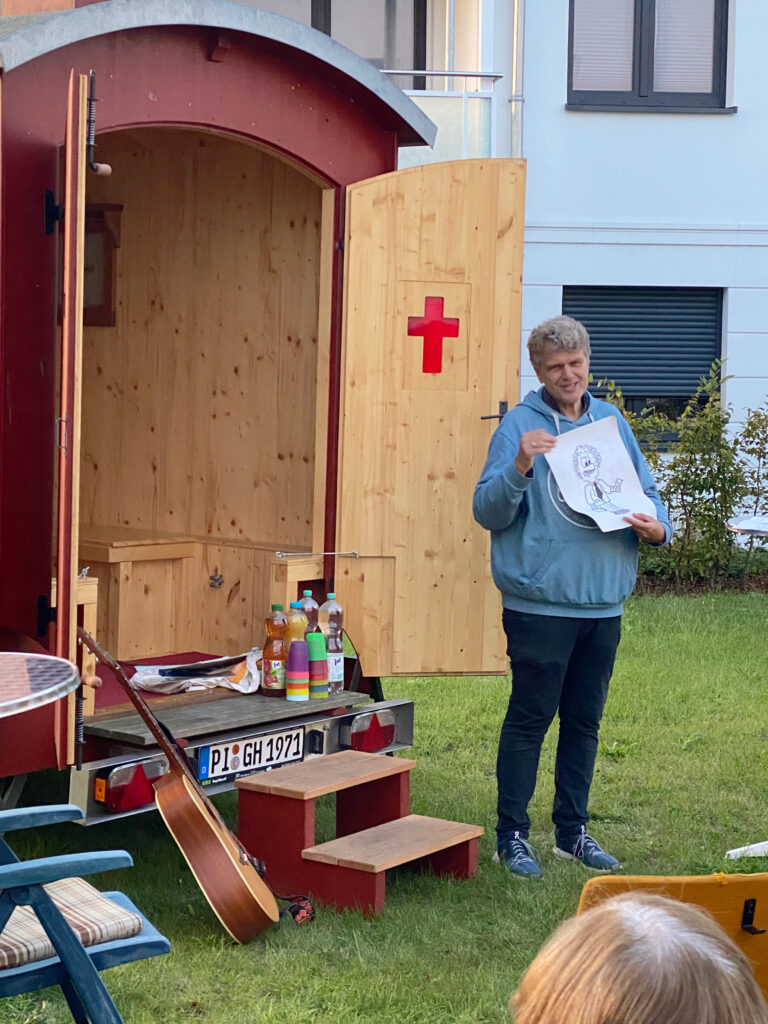 Foto von der Nacht der Kirchen in Elmshorn im Jahr 2023, hier Pastor Hartmuth Wahnung bei seinem Impuls der Kirchengemeinde Zum Guten Hirten open-air.