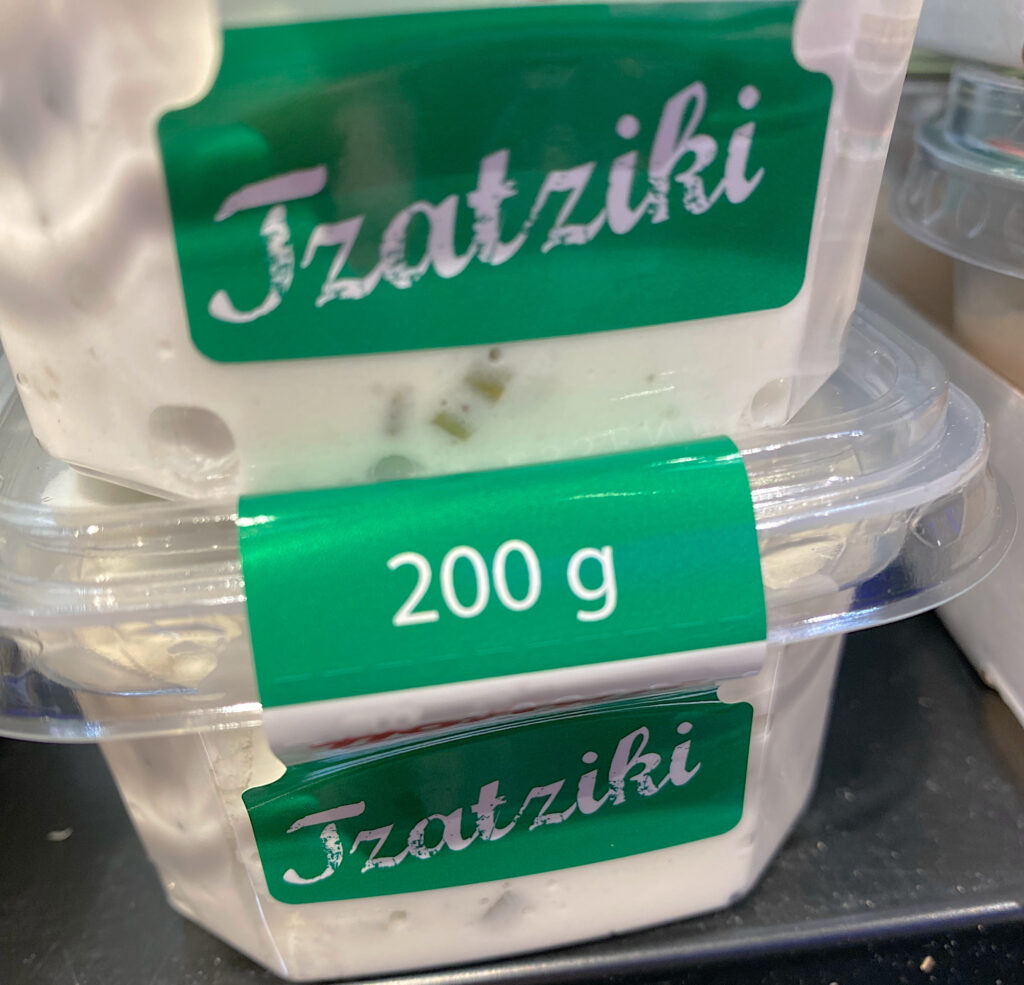 Packungen mit Zaziki im Supermarkt. Übrigens laut Duden wird es nicht Tzatziki geschrieben, da geht es schon einmal los, sondern mit 2 "s".