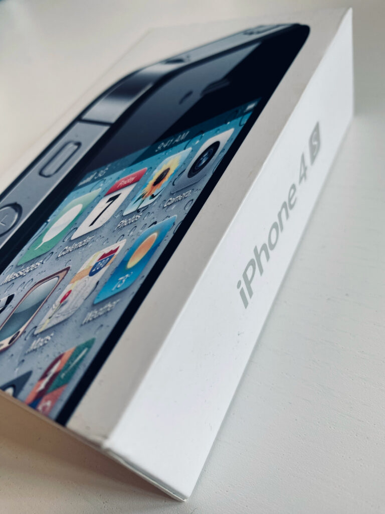 Abbildung der Originalverpackung eines iPhone 4s von Apple.