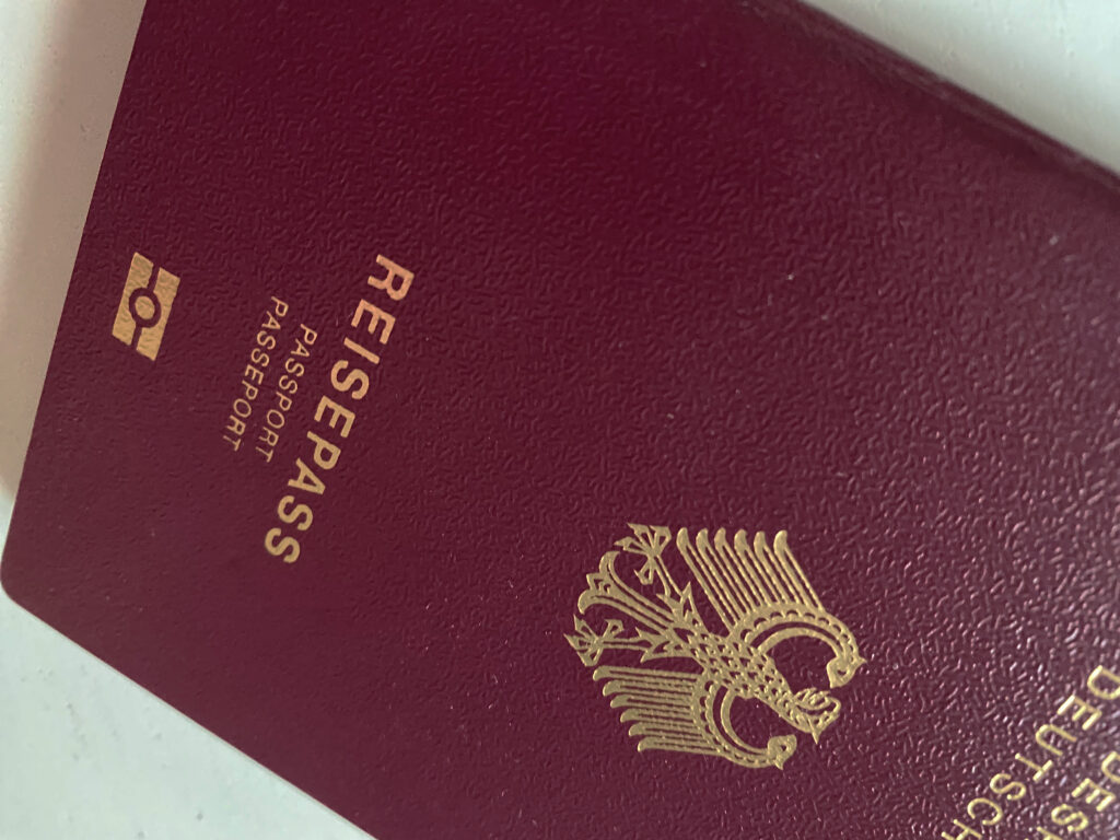 Ein deutscher Reisepass, die Titelseite schräg von vorne fotografiert.