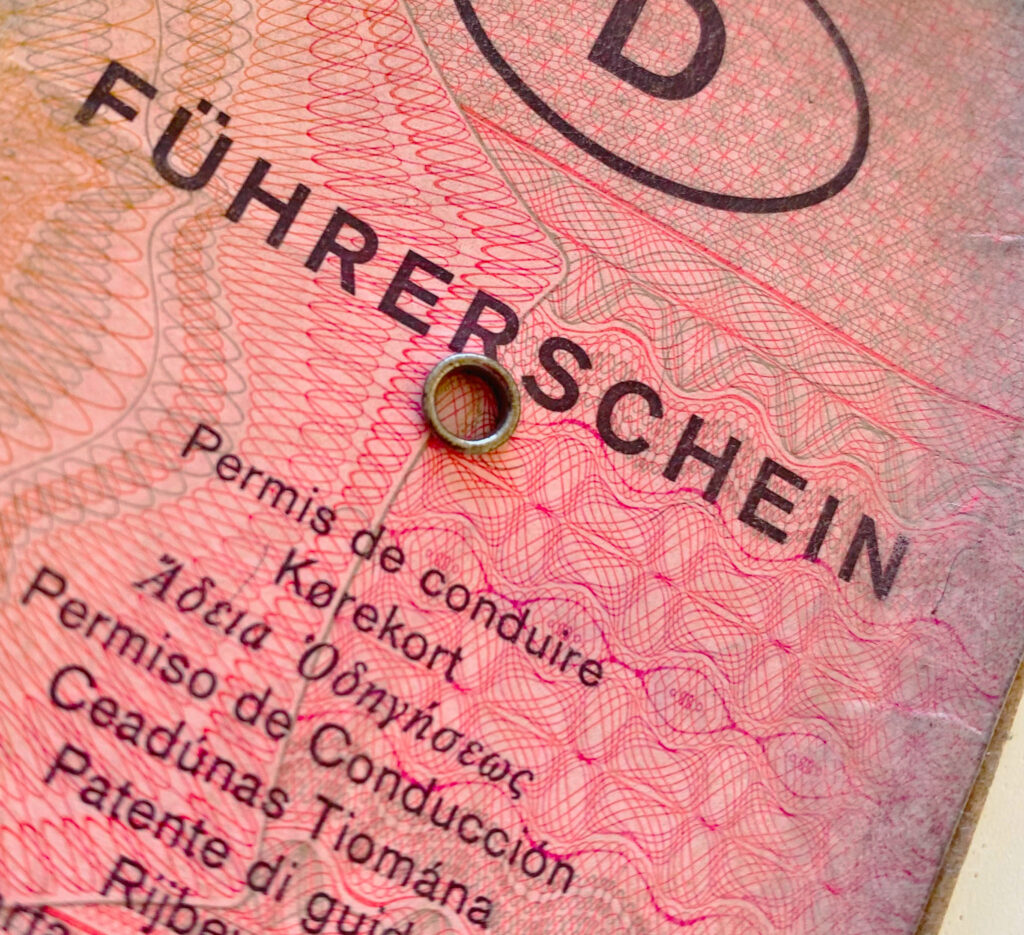 Die schon in die Jahre gekommene Vorderseite eines alten deutschen Führerscheins, auch "der Lappen" genannt, in schicker rosafarbener Optik.