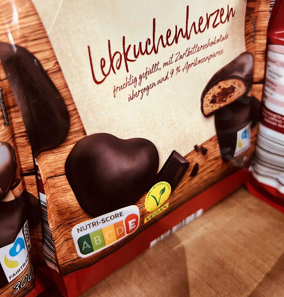 Eine Packung Lebkuchenherzen, die auch die fruchtige Füllung zeigt. Weihnachten kann kommen.