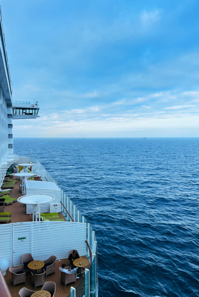 Blick von einer Balkonkabine auf der AIDA seitlich raus aufs Meer.