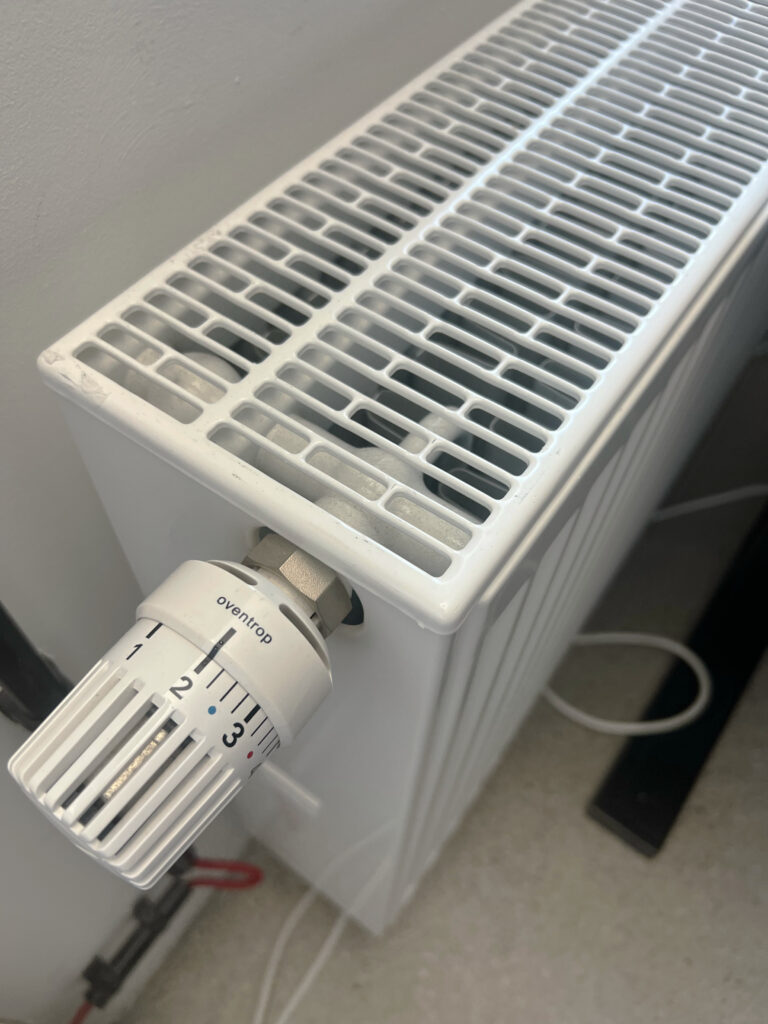 Ein klassischer Heizkörper wie er in Millionen von Haushalten unter den Fenstern montiert sein wird. Der Regler steht auf Stufe 2 von 5.