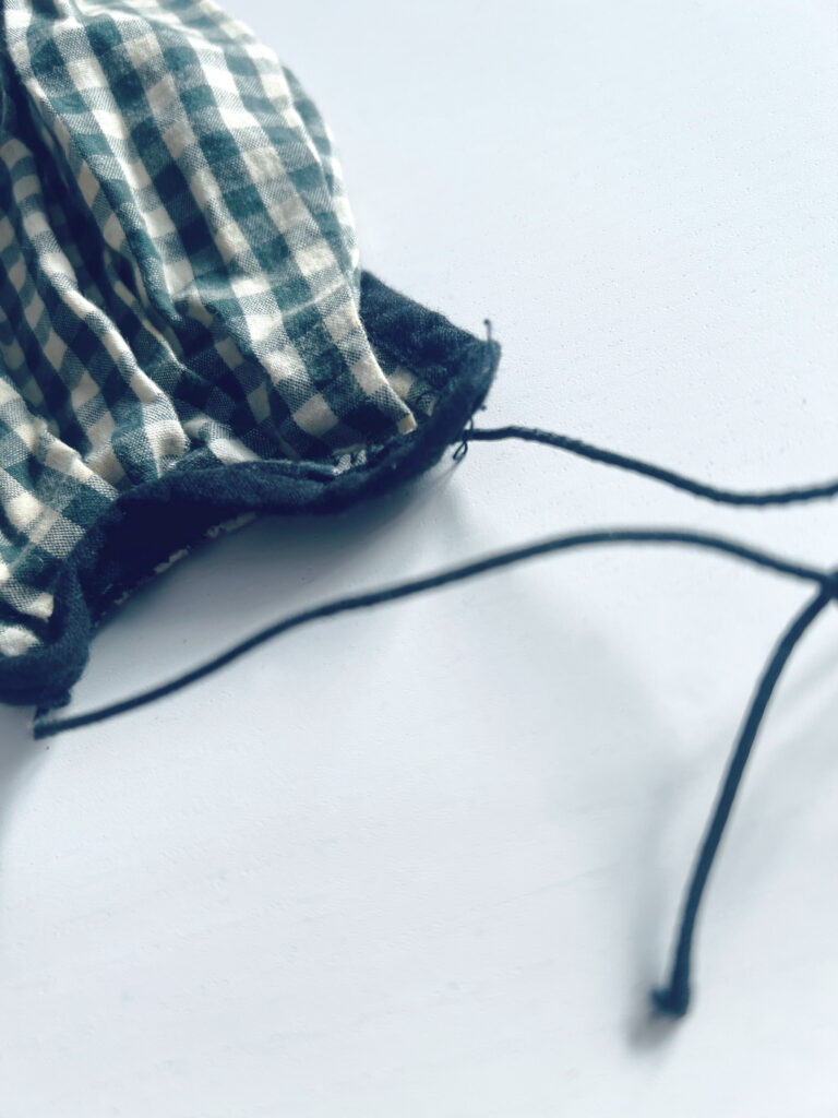 Ein seitlicher Blick auf eine Mundschutz-Maske aus der Anfangszeit der Corona-Pandemie. Damals war noch alles möglich, so wie hier, war auch eine Maske aus einem einfachen Geschirrtuch ein Schutz.